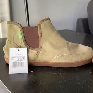 NWT sanuk canvas boots